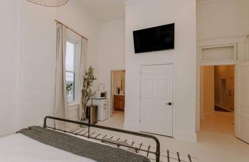 Madison Apartment | East Main Lofts - Minimalist 302
