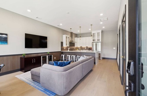 Madison House | East Nash Luxury Escape w/Rooftop Deck-Sleeps 12!