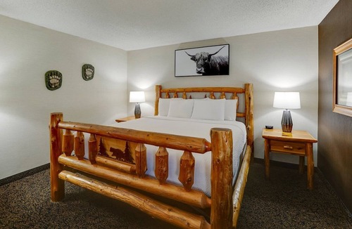 Peoria Hotel | East Peoria Stays: Rustic to Modern, River Views, Pools & Free Breakfast