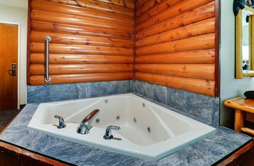 Peoria Hotel | East Peoria Stays: Rustic to Modern, River Views, Pools & Free Breakfast