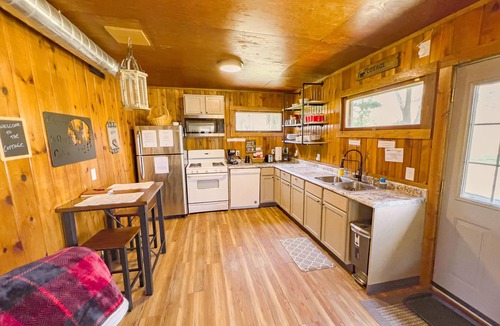 Adams Cabin | Easton Lake Retreat – Cozy Cottage & Hot Tub