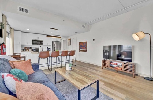 University Circle Apartment | Easy Check-In 4 mins Cleveland Clinic, CWRU, University Circle + Free Parking