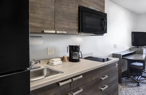 Watertown Hotel | Easy Stay Room With Full Kitchen Near Bramble Park Zoo & Redlin Art Center