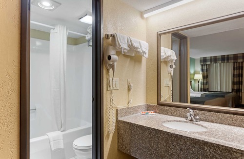 Belton Hotel | Econo Lodge Belton - Kansas City South