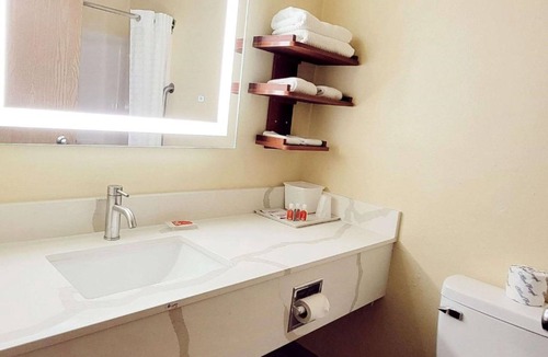Fargo Hotel | Econo Lodge Fargo - West Acres