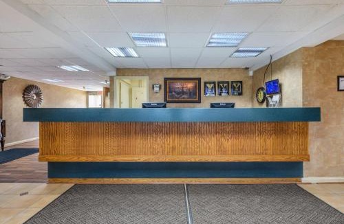 Triadelphia Hotel | Econo Lodge Inn & Suites Triadelphia - Wheeling