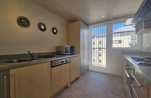 East Pilton Apartment | Edinburgh 1BR Apt with Balcony & Lift