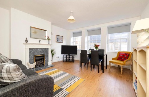 Old Town Apartment | Edinburgh Central 2-Bedroom Old Town Apartment on Royal Mile