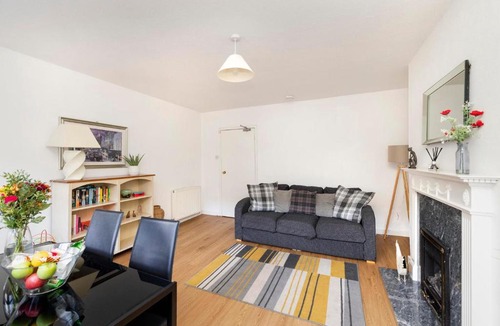 Old Town Apartment | Edinburgh Central 2-Bedroom Old Town Apartment on Royal Mile