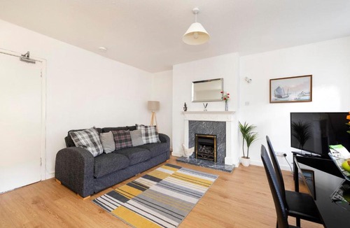 Old Town Apartment | Edinburgh Central 2-Bedroom Old Town Apartment on Royal Mile