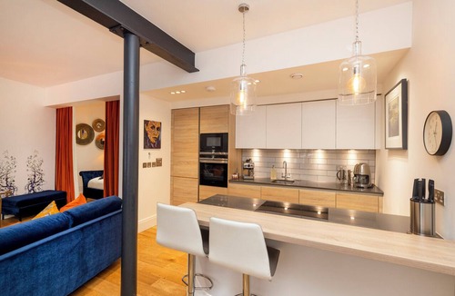 Tollcross Apartment | Edinburgh Luxury Apartment- The Matisse Suite