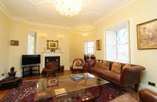 Old Town Apartment | Elegant 3-Bedroom Ramsay Garden Apartment in Edinburgh City Centre