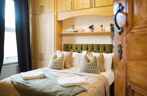 Hartlepool House | Elegant 4BR Houghton St Sleeps 7 by Stay With Us