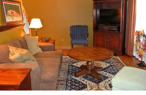 Akron House | Elegant Ellet Living