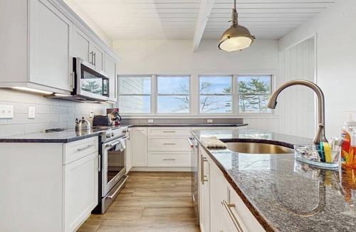 Rye House | Elegant getaway with lovely deck, ocean & sunrise views, foosball & washer/dryer