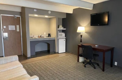 Urbana Hotel | Elegant King Bed Room w/Free Parking and Close to Dining Spots