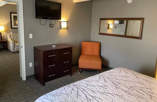 Urbana Hotel | Elegant King Bed Room w/Free Parking and Close to Dining Spots