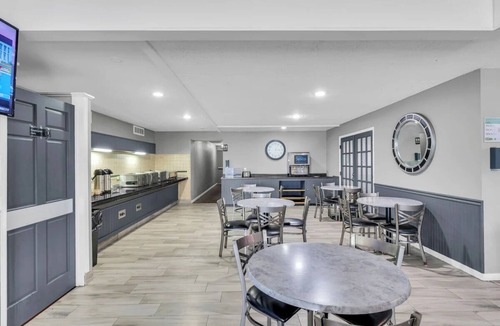 Urbana Hotel | Elegant Suite w/Modern Features near Cracker Barrel & Steak n’ Shake