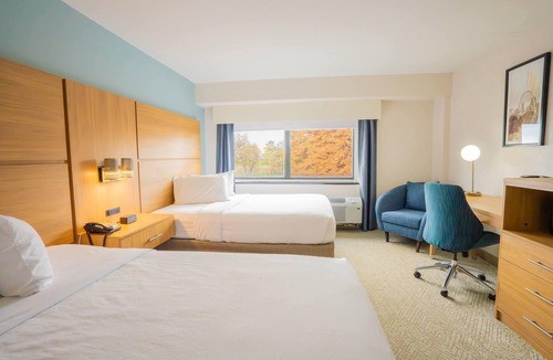 Maryland Heights Hotel | Elimwood Hotel, a Ramada by Wyndham
