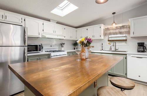 Elk Rapids House | 🌺 Elk Rapids Retreat 3BDR Vacation Home | Newly Renovated