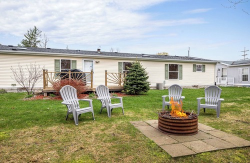 Elk Rapids House | 🌺 Elk Rapids Retreat 3BDR Vacation Home | Newly Renovated
