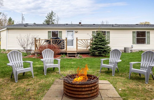 Elk Rapids House | 🌺 Elk Retreat: Newly Renovated 3BDR Vacation Home in Elk Rapids