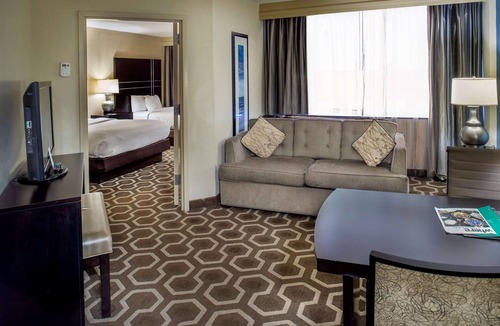 Bridgeton Hotel | Embassy Suites by Hilton St. Louis Airport