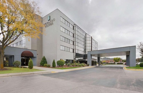 Brookfield Hotel | Embassy Suites by Hilton Milwaukee Brookfield