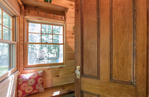 Falmouth Cottage | Enchanted Summer/Fall lakefront Cottage, 20 mins from downtown Portland!