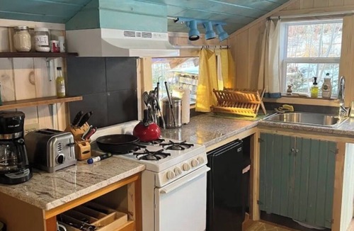Franklin House | Enchanting 1-bedroom bungalow on Organic Farm— with WiFi!
