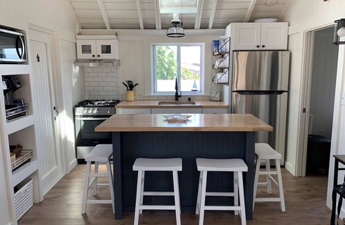 Dennis Port Cottage | ENCHANTING SEASIDE COTTAGE, STEPS TO THE BEACH!