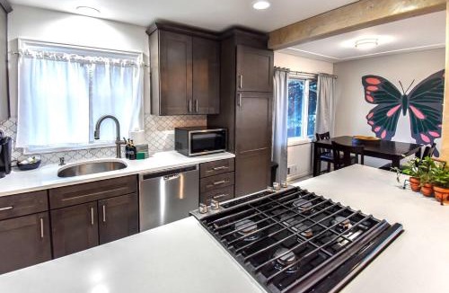 Southeast House | Enchanting Upper Unit with City Charm