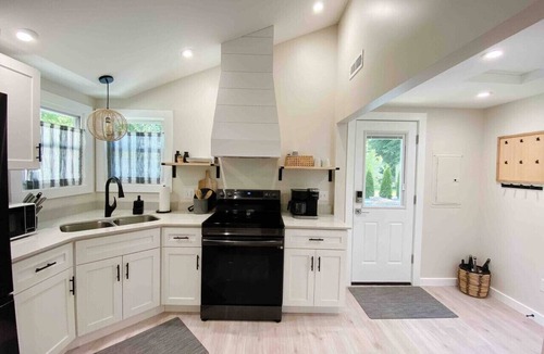 Geneva-on-the-Lake Cottage | Endless Summer Cottage - walk to the GOTL strip
