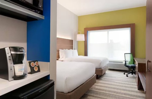 Roselawn Finance Hotel | Enjoy a Relaxing Stay in a Room w/Free Breakfast Near Top Attractions