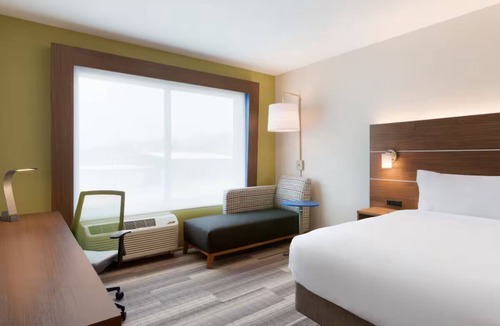 Roselawn Finance Hotel | Enjoy a Relaxing Stay in a Room w/Free Breakfast Near Top Attractions