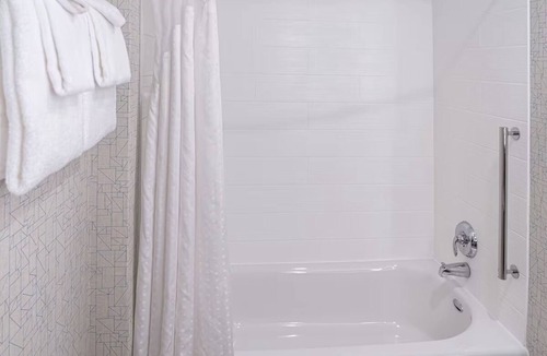 Roselawn Finance Hotel | Enjoy a Relaxing Stay in a Room w/Free Breakfast Near Top Attractions