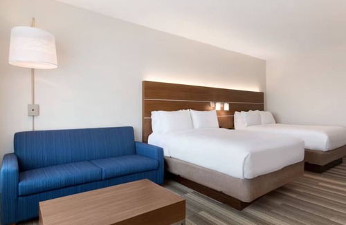 Roselawn Finance Hotel | Enjoy a Relaxing Stay in a Room w/Free Breakfast Near Top Attractions