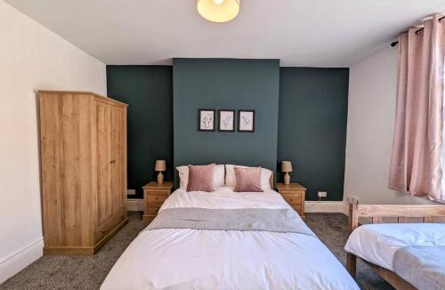 South Shields Apartment | Enjoy a spacious 3 BR w your family and friends