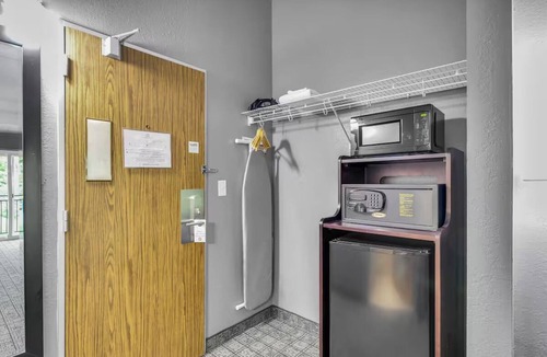 Urbana Hotel | Enjoy Affordable Stay w/Queen Bed + Near Champaign Dining Favorites