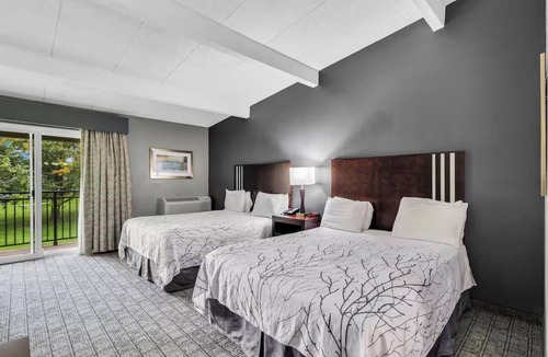 Urbana Hotel | Enjoy Affordable Stay w/Queen Bed + Near Champaign Dining Favorites