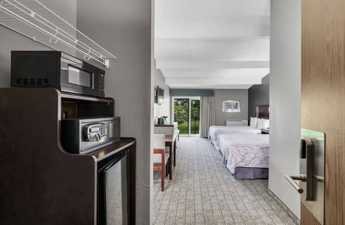 Urbana Hotel | Enjoy Affordable Stay w/Queen Bed + Near Champaign Dining Favorites
