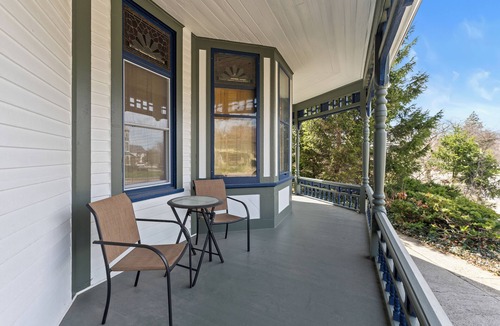 Ludington House | Enjoy the spacious 5-bedroom House in charming Ludington, MI.