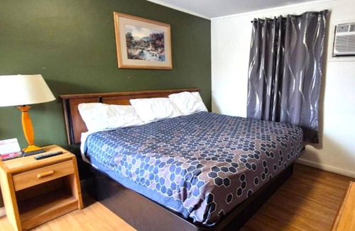 Cadillac Hotel | Enjoy & Unwind in a Budget Room Near Veterans Memorial Stadium | Free Parking