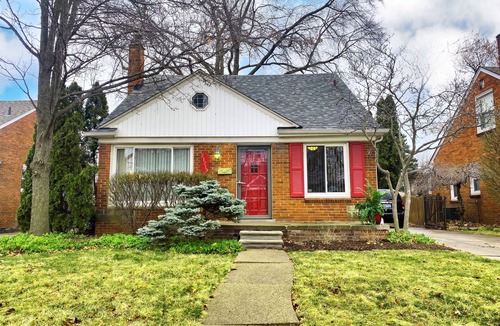 Harper Woods House | Entire 3 BR Home by St John's Hospital in Quiet area