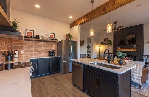 New Plymouth House | Epic Rooftop Views w/Hottub+Bar+Pet Friendly