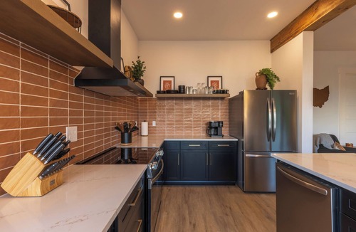 New Plymouth House | Epic Rooftop Views w/Hottub+Bar+Pet Friendly