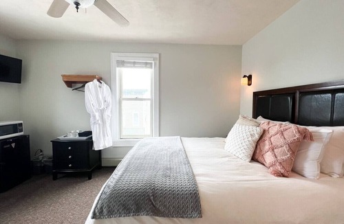 Bayfield Hotel | Erie Suite @ The Bayfield Guest House, Bayfield