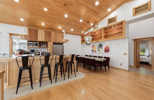 Geneva House | Eriesistable Escape - Lake Views + Hot Tub