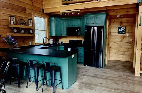 Logan Cabin | Escape and unwind in our Cozy Cabin: with Hot tub/air hockey/WiFi/Firepit & more