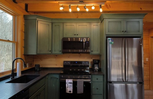 Logan Cabin | Escape and unwind in our Cozy Cabin: with Hot tub/air hockey/WiFi/Firepit & more
